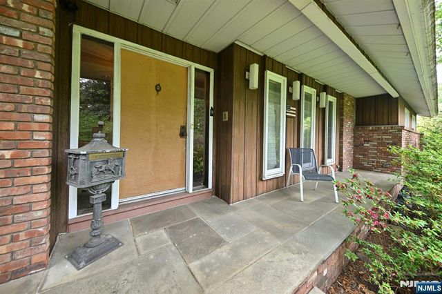 9 Lyncrest Drive, Paramus, NJ 07652