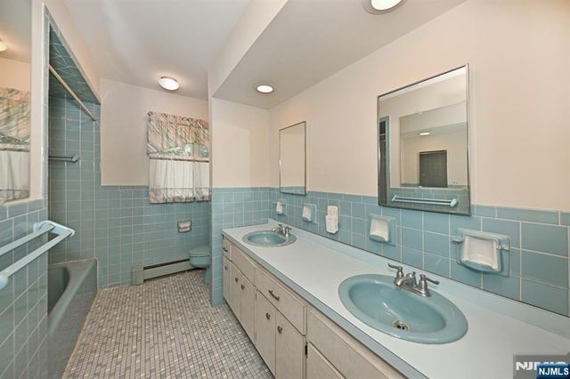 9 Lyncrest Drive, Paramus, NJ 07652