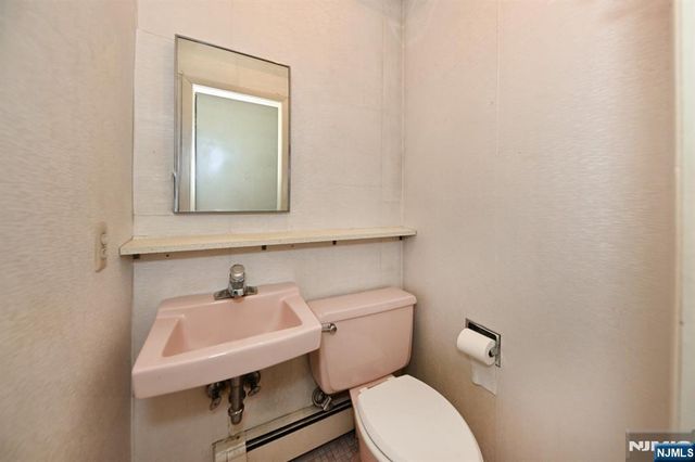 9 Lyncrest Drive, Paramus, NJ 07652