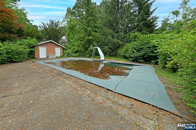 9 Lyncrest Drive, Paramus, NJ 07652