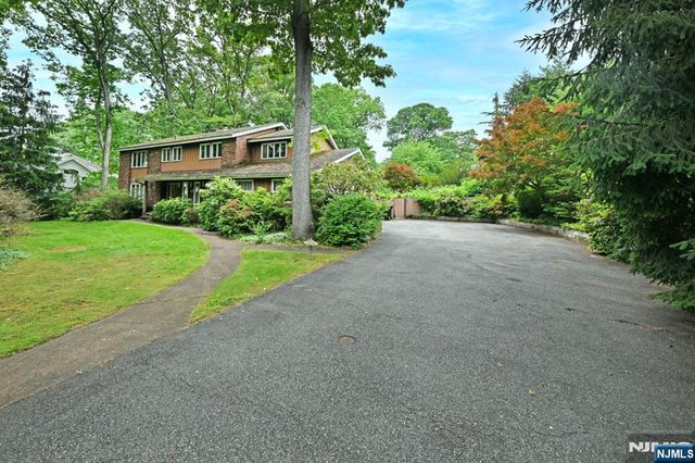 9 Lyncrest Drive, Paramus, NJ 07652