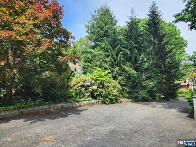 9 Lyncrest Drive, Paramus, NJ 07652