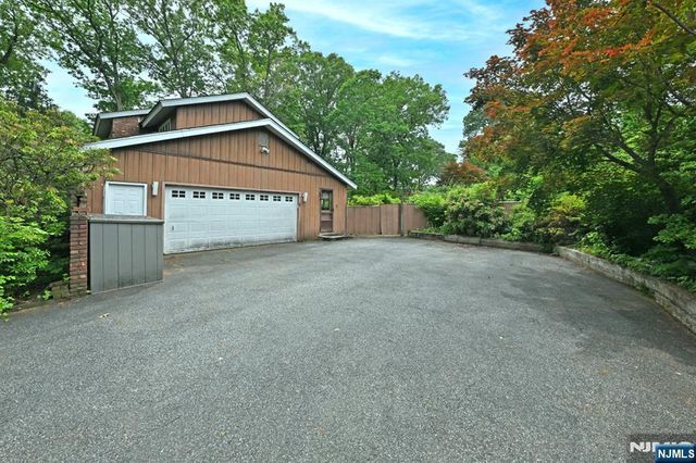 9 Lyncrest Drive, Paramus, NJ 07652