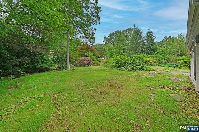 9 Lyncrest Drive, Paramus, NJ 07652