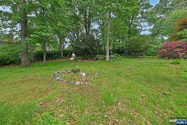 9 Lyncrest Drive, Paramus, NJ 07652