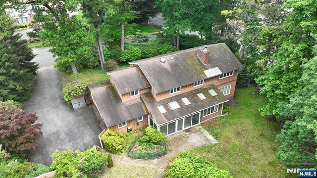 9 Lyncrest Drive, Paramus, NJ 07652