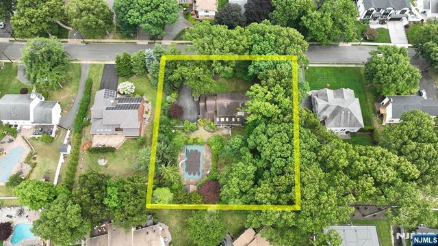 9 Lyncrest Drive, Paramus, NJ 07652