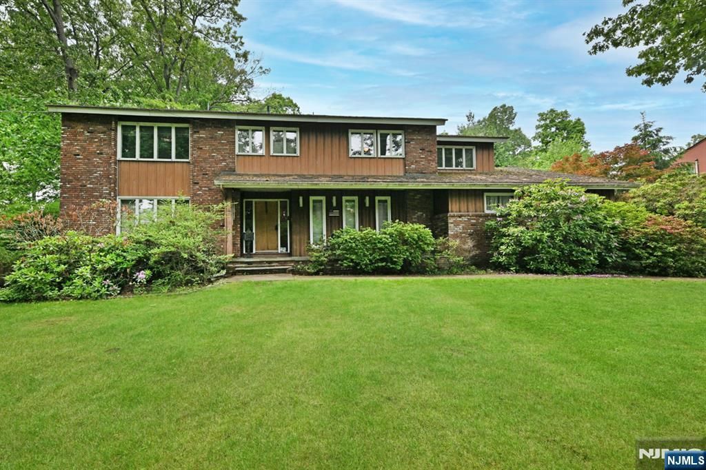 9 Lyncrest Drive, Paramus, NJ 07652
