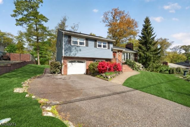 18 Hillcrest Dr, Bloomingdale Boro, NJ 07403