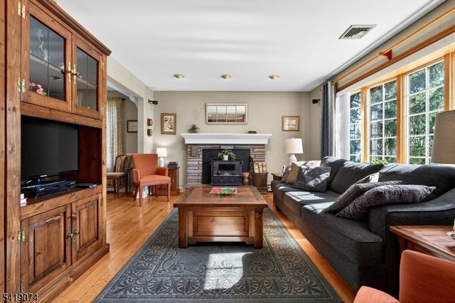 18 Hillcrest Dr, Bloomingdale Boro, NJ 07403