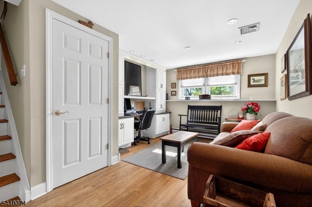 18 Hillcrest Dr, Bloomingdale Boro, NJ 07403