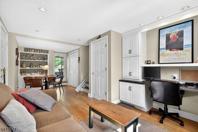 18 Hillcrest Dr, Bloomingdale Boro, NJ 07403