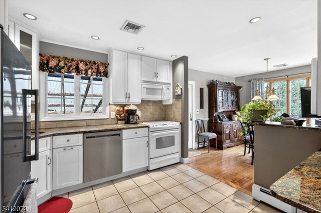 18 Hillcrest Dr, Bloomingdale Boro, NJ 07403