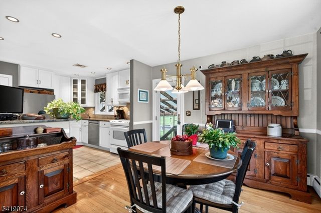 18 Hillcrest Dr, Bloomingdale Boro, NJ 07403