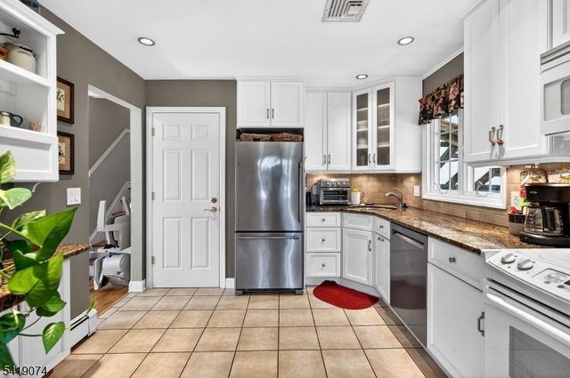 18 Hillcrest Dr, Bloomingdale Boro, NJ 07403