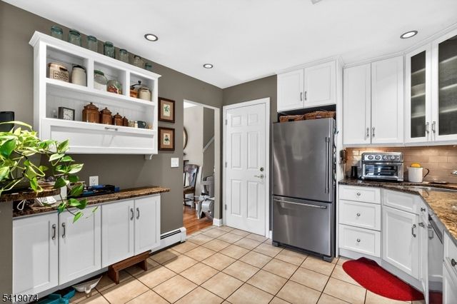 18 Hillcrest Dr, Bloomingdale Boro, NJ 07403