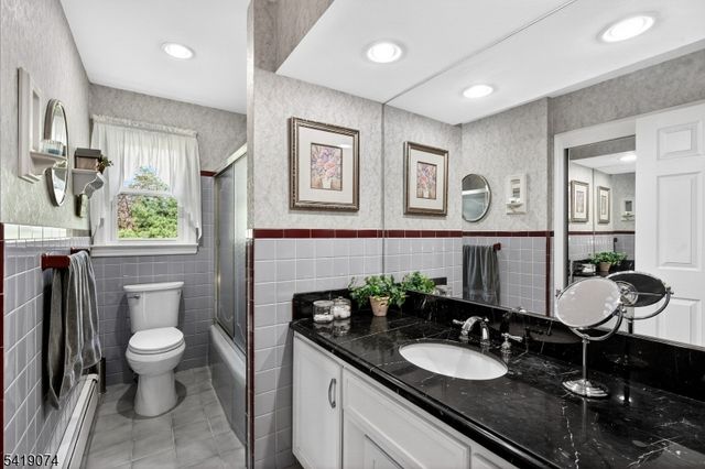 18 Hillcrest Dr, Bloomingdale Boro, NJ 07403