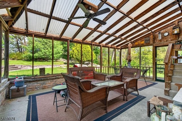 18 Hillcrest Dr, Bloomingdale Boro, NJ 07403