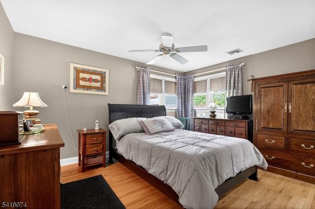 18 Hillcrest Dr, Bloomingdale Boro, NJ 07403