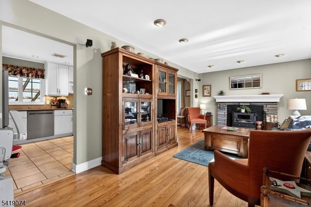 18 Hillcrest Dr, Bloomingdale Boro, NJ 07403