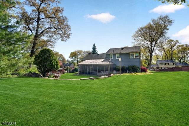 18 Hillcrest Dr, Bloomingdale Boro, NJ 07403