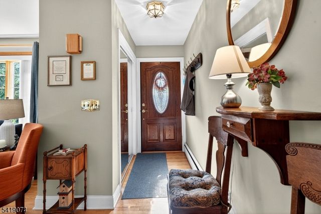 18 Hillcrest Dr, Bloomingdale Boro, NJ 07403