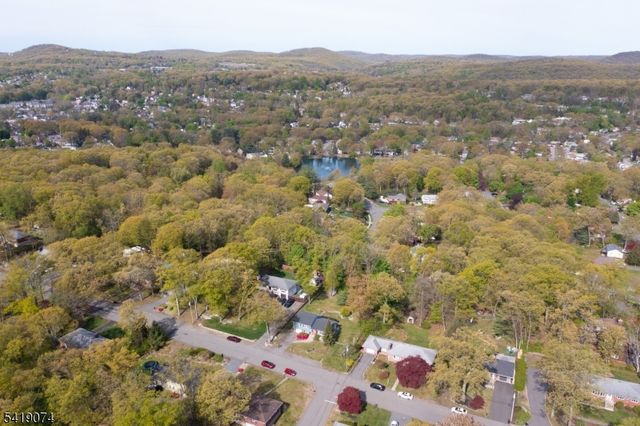 18 Hillcrest Dr, Bloomingdale Boro, NJ 07403