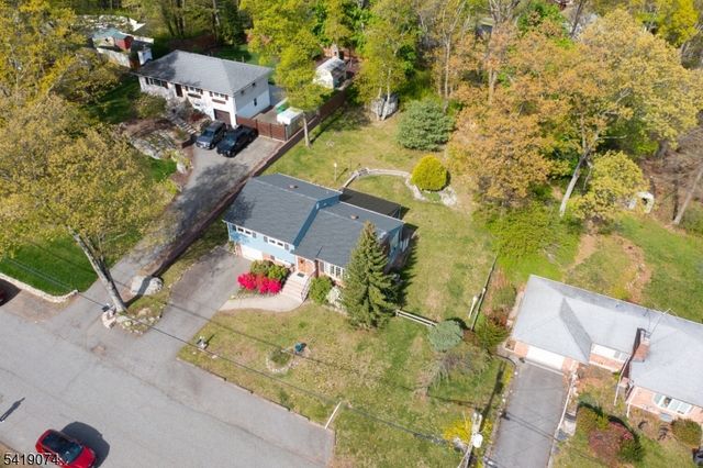 18 Hillcrest Dr, Bloomingdale Boro, NJ 07403