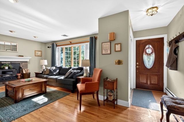 18 Hillcrest Dr, Bloomingdale Boro, NJ 07403