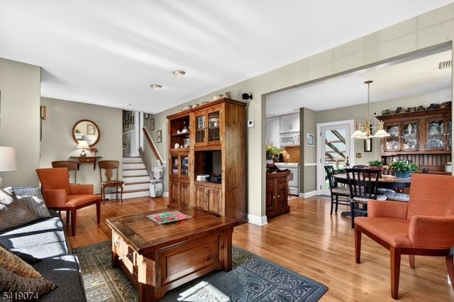 18 Hillcrest Dr, Bloomingdale Boro, NJ 07403