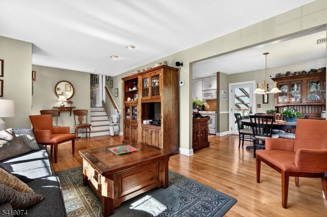 18 Hillcrest Dr, Bloomingdale Boro, NJ 07403
