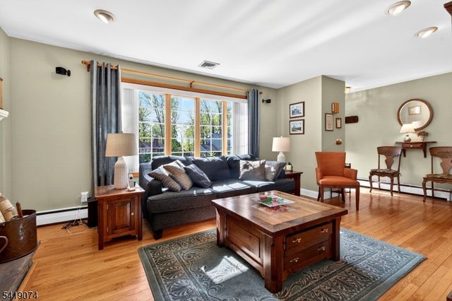 18 Hillcrest Dr, Bloomingdale Boro, NJ 07403
