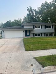 2109 HICKORY LANE, New Holstein, WI 53061