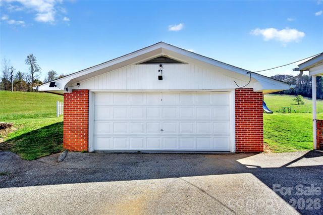 1511 White Oak Road, Bakersville, NC 28705