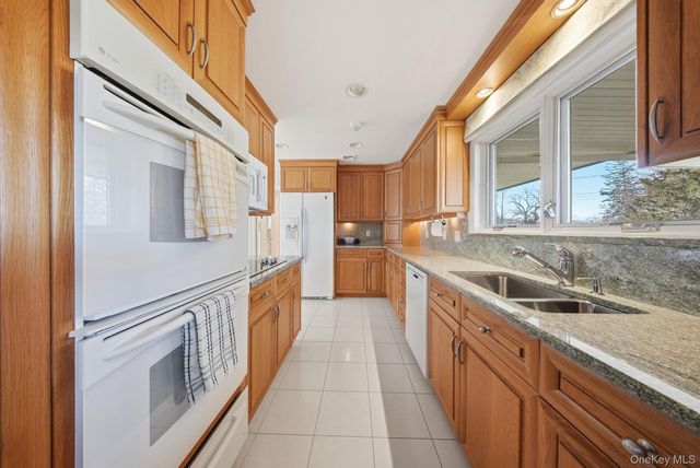 736 State Route 94 N, Warwick, NY 10990