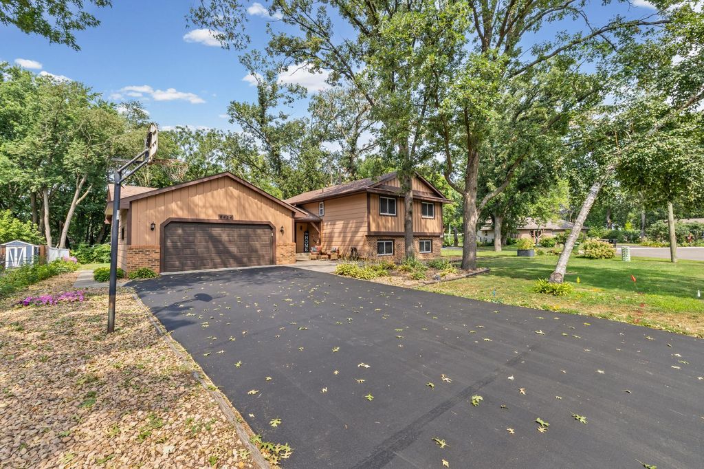 8454 Pleasant View Drive, Mounds View, MN 55112