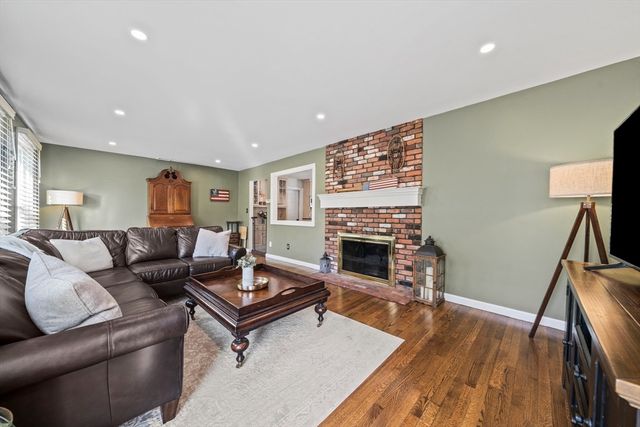 114 Longwater Dr, Hanover, MA 02339