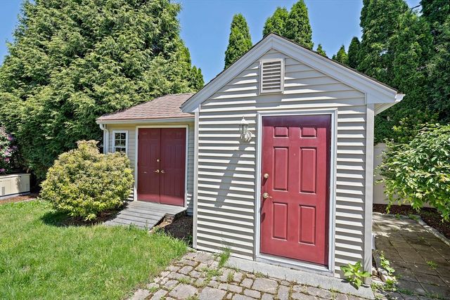 76 Shawmut St, Quincy, MA 02169