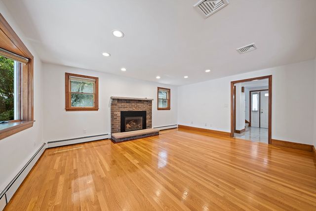 76 Shawmut St, Quincy, MA 02169