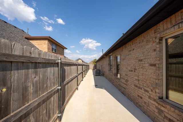616 NW Brookehaven Pathway, Lawton, OK 73505