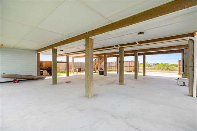 568 W Post Oak Lane, Rockport, TX 78382