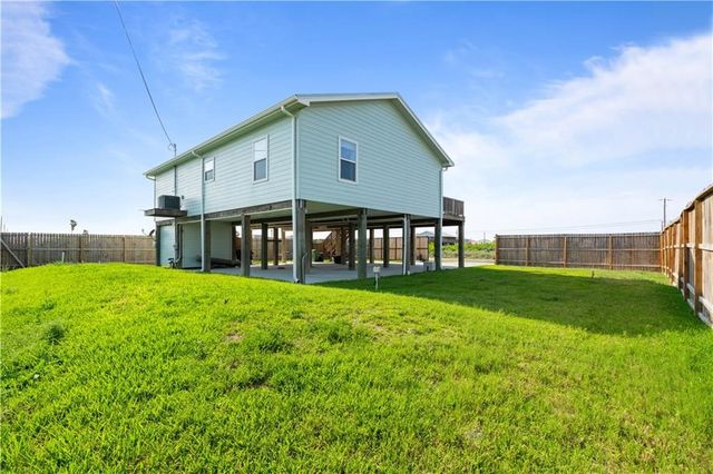 568 W Post Oak Lane, Rockport, TX 78382