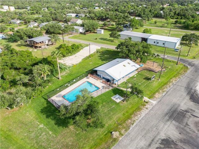 568 W Post Oak Lane, Rockport, TX 78382