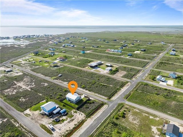 568 W Post Oak Lane, Rockport, TX 78382