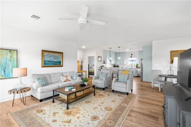 568 W Post Oak Lane, Rockport, TX 78382