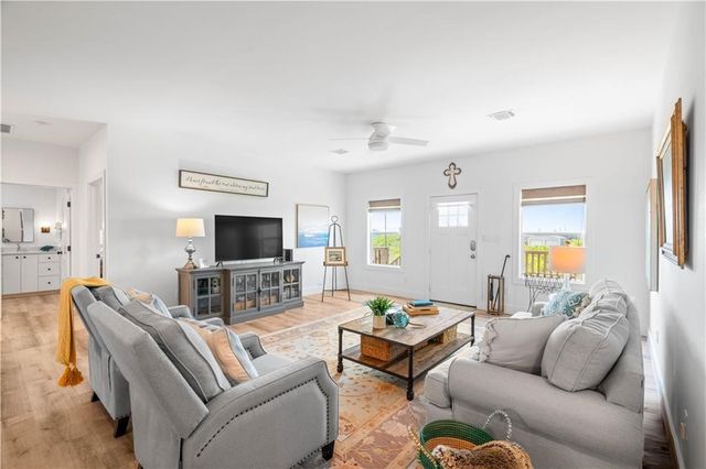 568 W Post Oak Lane, Rockport, TX 78382