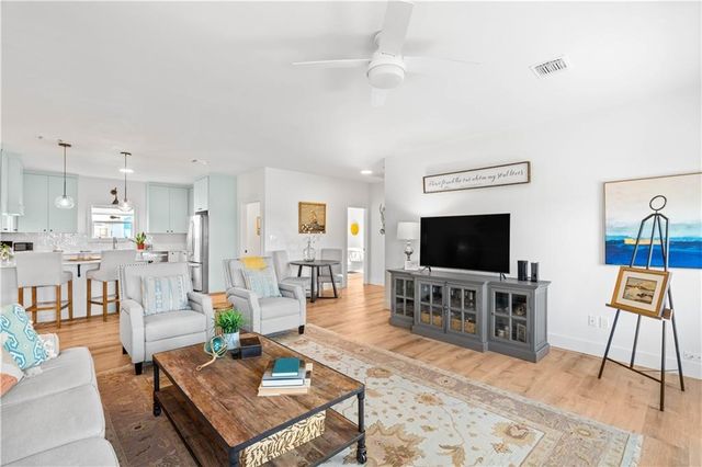 568 W Post Oak Lane, Rockport, TX 78382