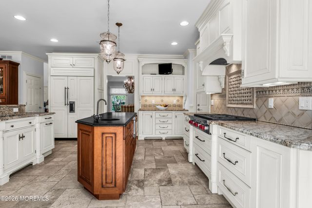 2 Falcon Ridge Circle, Holmdel, NJ 07733