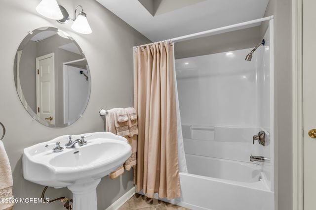 2 Falcon Ridge Circle, Holmdel, NJ 07733