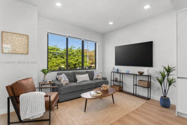 1376 SW 4th St 3, Miami, FL 33135